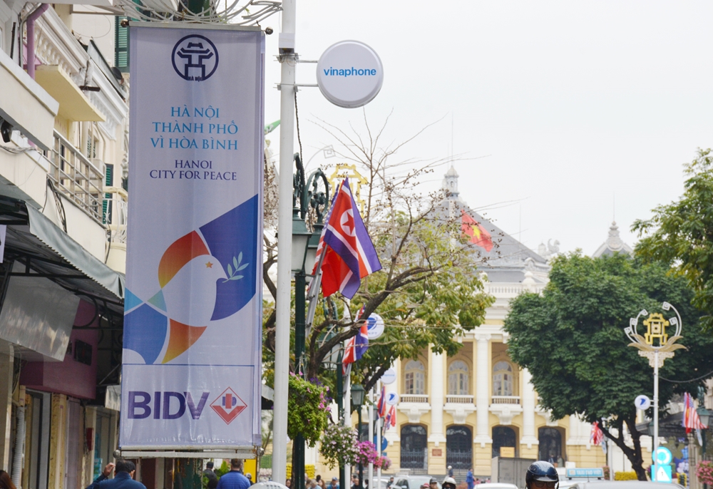 Hầu hết các con phố của Hà Nội đều được trang hoàng bằng băng rôn, cờ hoa và Quốc kỳ 3 nước: Việt Nam, Mỹ, Triều Tiên.